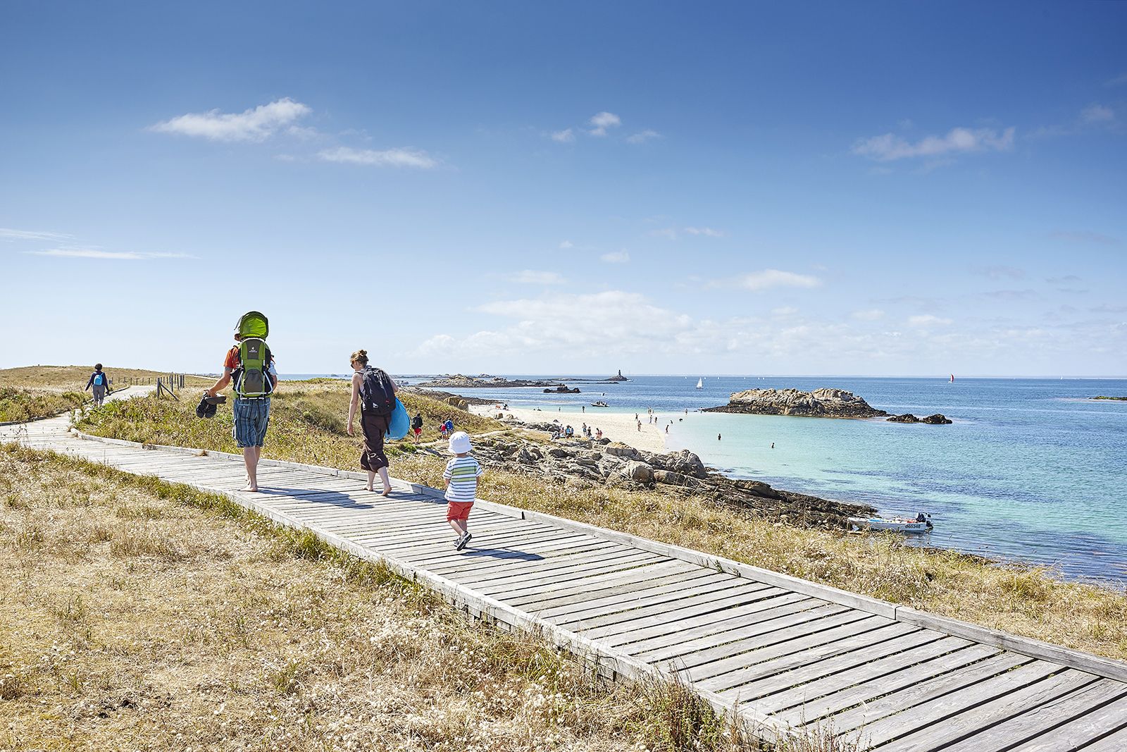 Famille qui se balade le long de la plage de l'île de Glénan