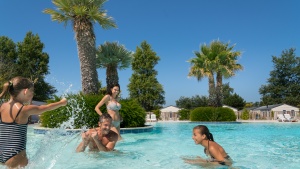 Camping la Plage une famille dans la piscine extérieure