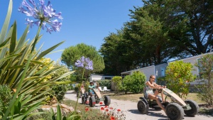Camping la Plage allée fleurie