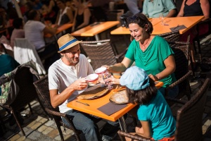 Découvrir Quimper - déguster une crêpe en terrasse